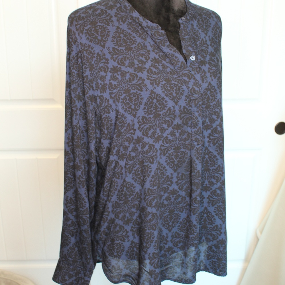 Old Navy Long Sleeve Blue Blouse w/Black Pattern